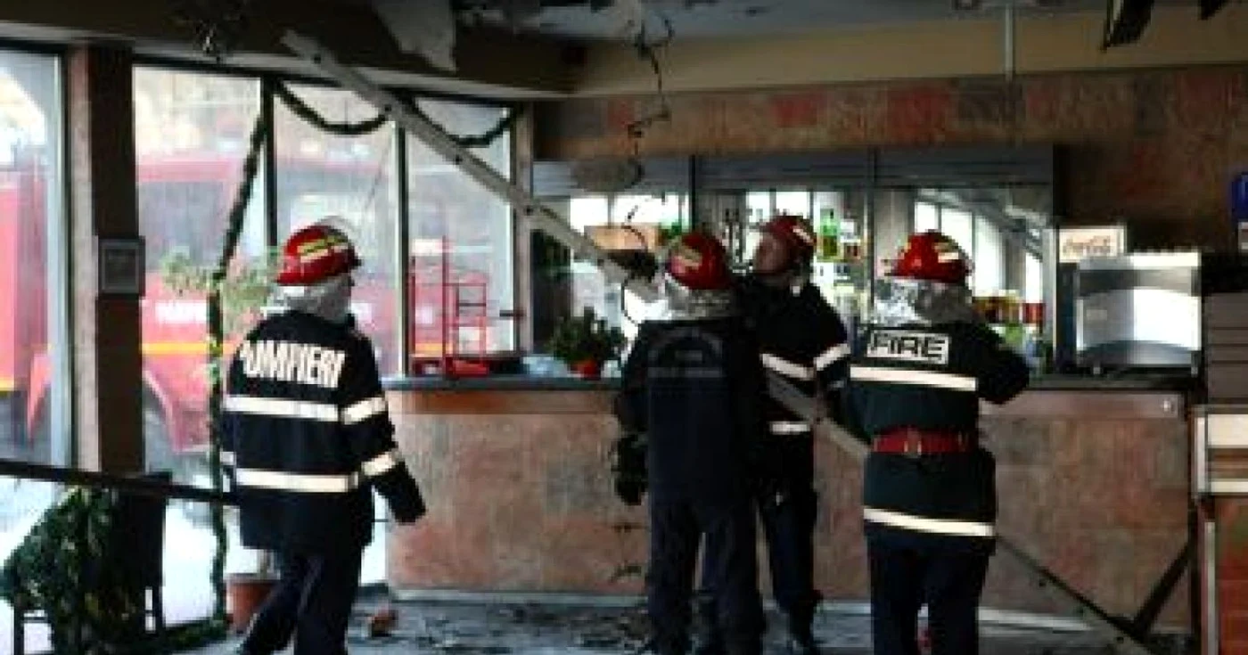 Pompierii s-au luptat mai bine de două ore cu flăcările