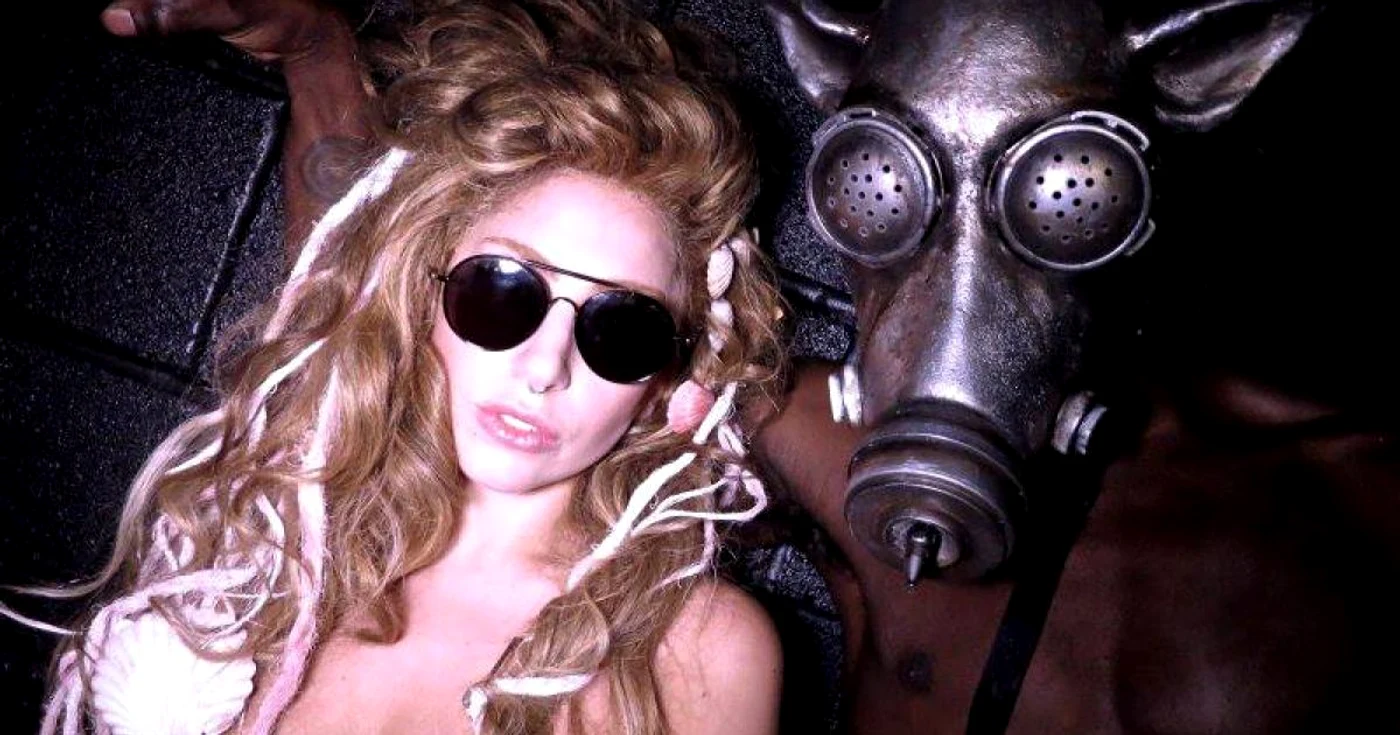 Gaga a atras atenţia, de-a lungul timpului, cu apariţii şocante ce i-au adus deopotrivă fani şi critici