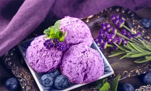 Inghetata de afine si esenta de lavanda  Sursa foto shutterstock 1740357302 jpg