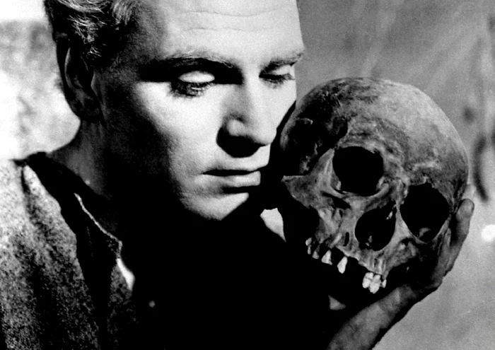 Laurence Olivier în rolul prinţului danez, Hamlet