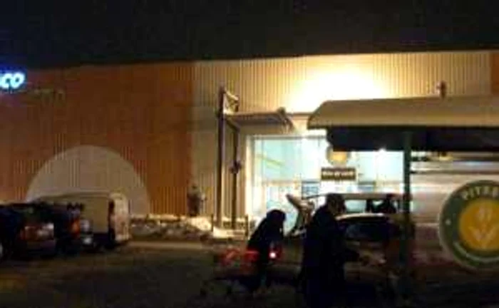 Piteştenii nu au mai luat cu asalt hipermarketurile aşa cum făceau în alţi ani