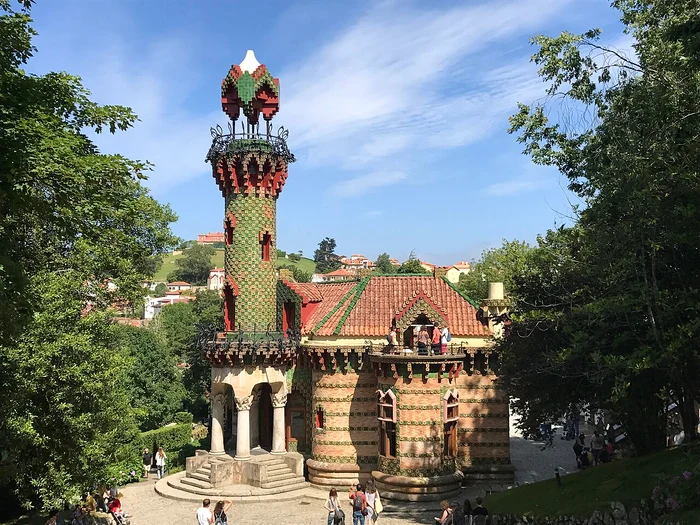 El Capricho este o clădire ridicată de către Gaudi