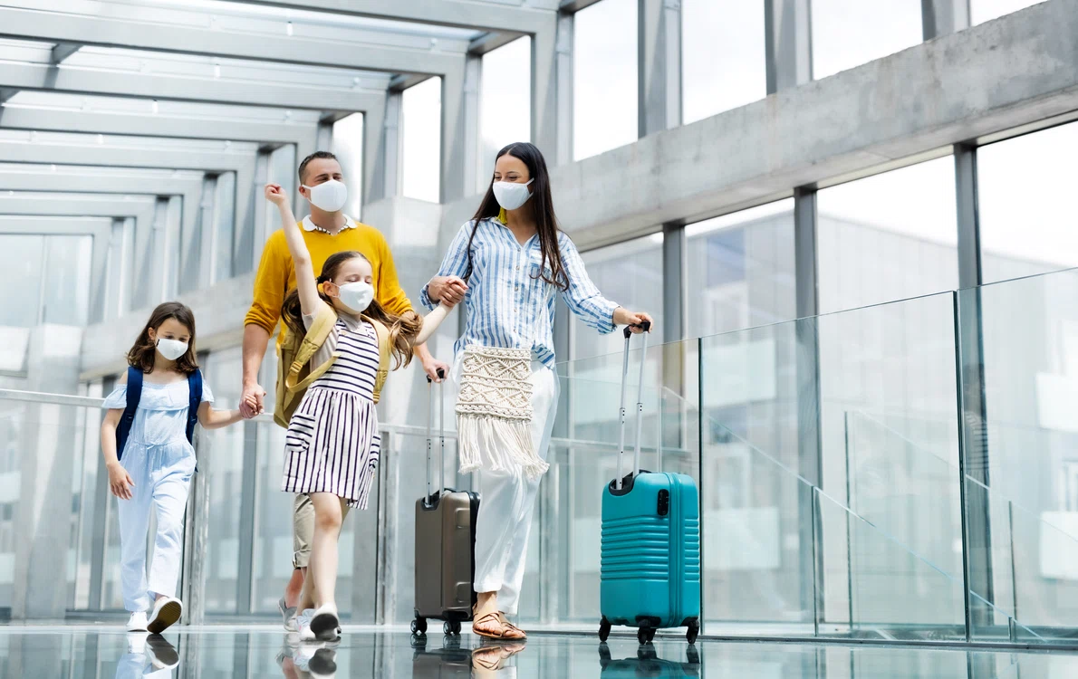 În unele țări din Europa, purtarea măștii a rămas obligatorie la interior