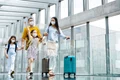 familie fericita aeroport vacanta jpg