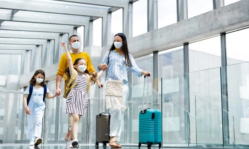 familie fericita aeroport vacanta jpg