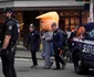 Protestatari îmbrăcați în uniforme de poliție plimbă o persoană costumată în președintele Donald Trump FOTO Profimedia