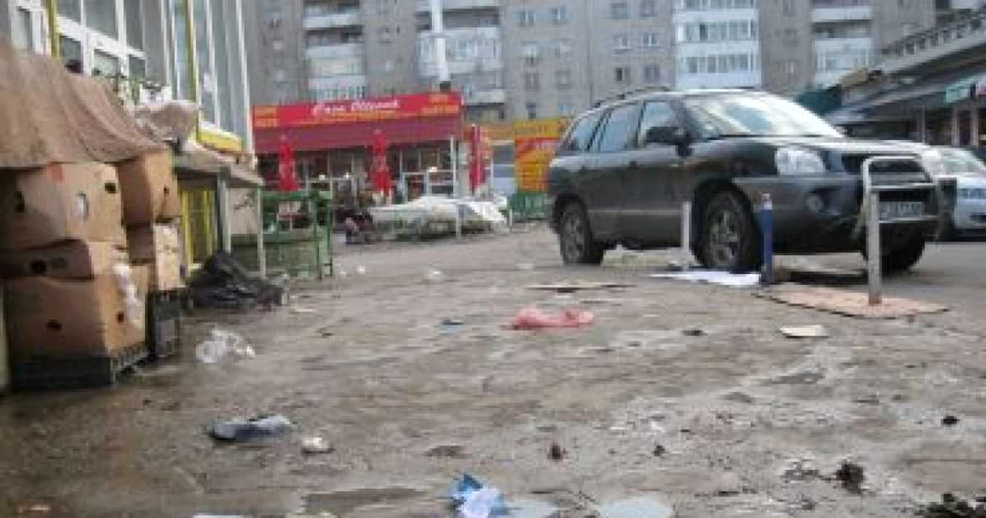 Craiova: (VEZI VIDEO): Cea mai mare piaţă din Bănie se transformă seara în toaleta oamenilor fără adăpost