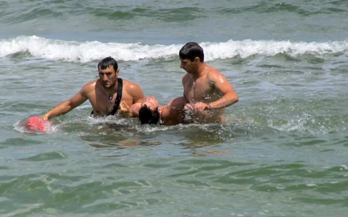 
    Salvamarii l-au scos din apă pe bărbatul înecat, însă, acesta nu a mai putut fi readus la viață  