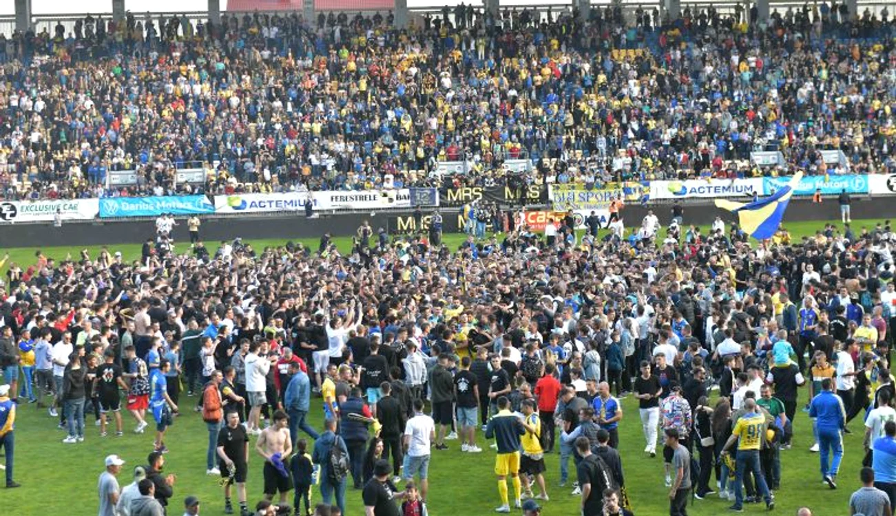 Fanii Petrolului au pătruns pe teren după terminarea meciului (FOTO: Sportpictures)