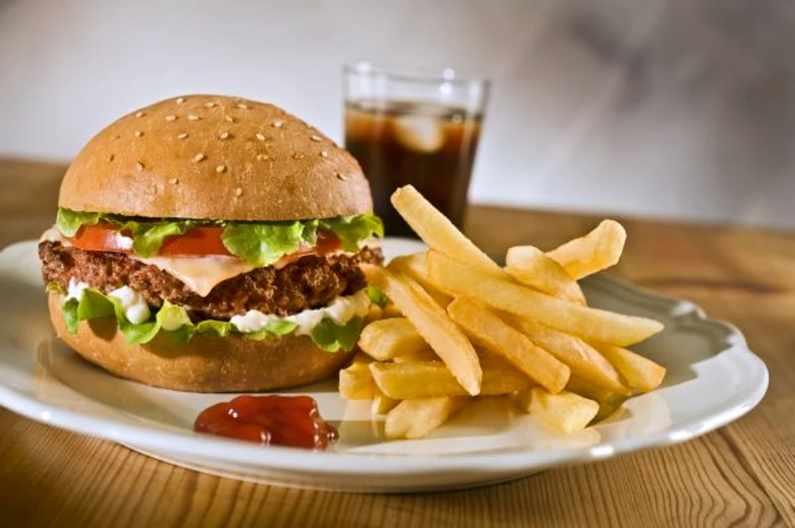 
    Mâncarea de tip fast food poate declanşa boli digestive grave   