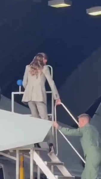 „O adevărată cascadorie regală!” Prințesa Kate și-a uimit fanii după ce a coborât o scară de avion cu spatele, pe tocuri de 10 cm