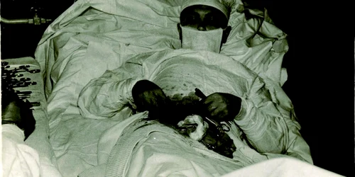 Chirurgul care se opereaza singur in Antarctica 