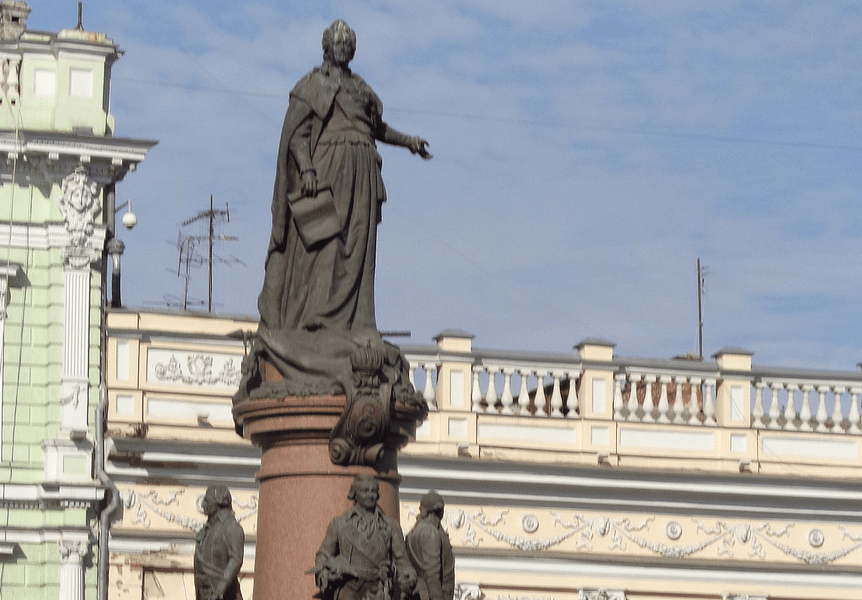 Statuia împărătesei Ecaterina cea Mare din Odesa va fi îndepărtată, după ce a fost stropită cu vopsea roșie de cel puțin două ori