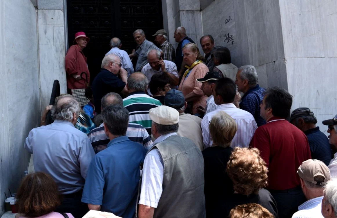 Cozi ale pesnionarilor la băncile din Grecia