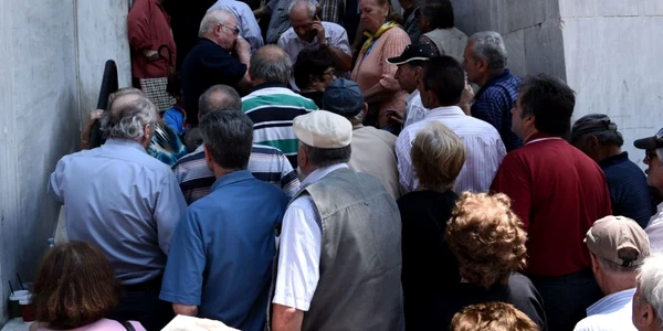 Pensionarii din Grecia fac cozi la banci pentru a-si ridica pensiile FOTO AP