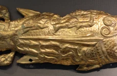 Tezaur scitic (foto Wikimedia commons https://commons.wikimedia.org/wiki/File:Sciti,_tesoro_di_vettersfelde_%28oggi_witaszkowo_in_polonia%29,_500_ac_ca._pesce_d%27oro_01.JPG)