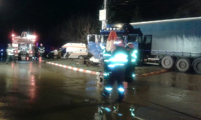 Ambulanţa a fost zdrobită de un TIR al cărui şofer nu a respectat regulile de circulaţie FOTO btonline