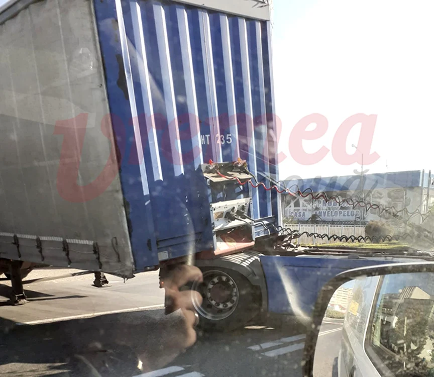 Remorca tirului s-a desprins de autovehicul FOTO vremeanoua.ro