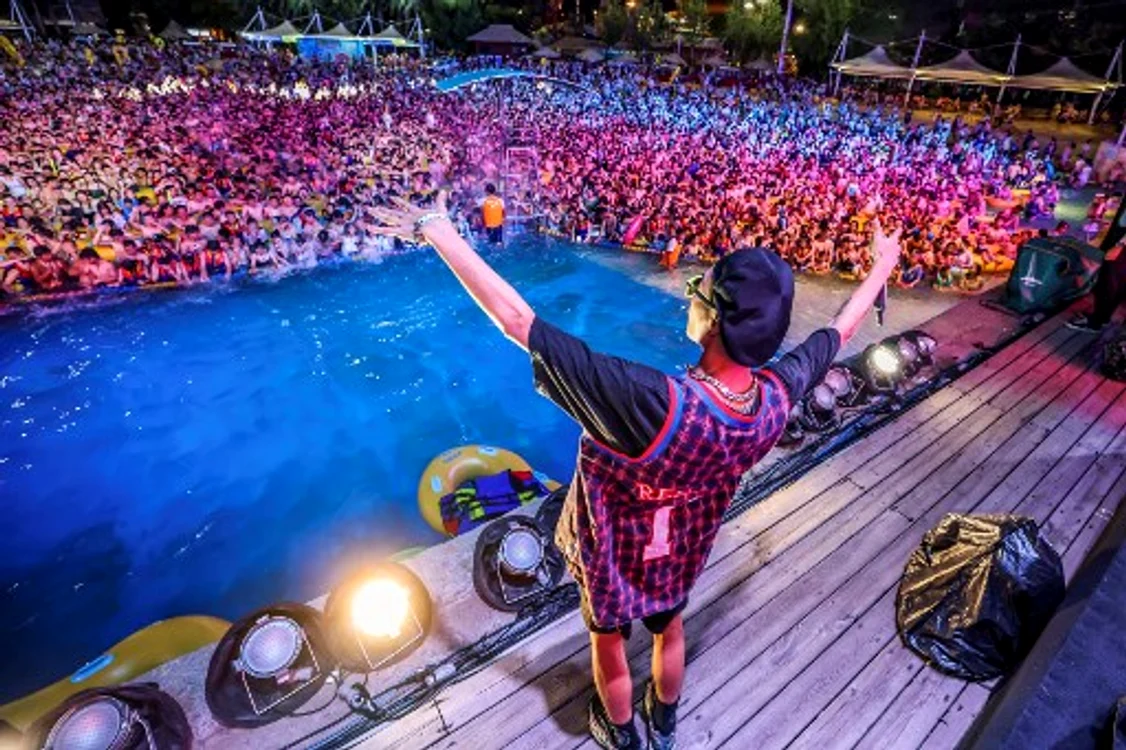 Petrecere cu DJ, la parcul acvatic din Wuhan