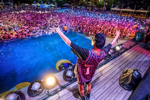 Petrecere cu DJ, la parcul acvatic din Wuhan