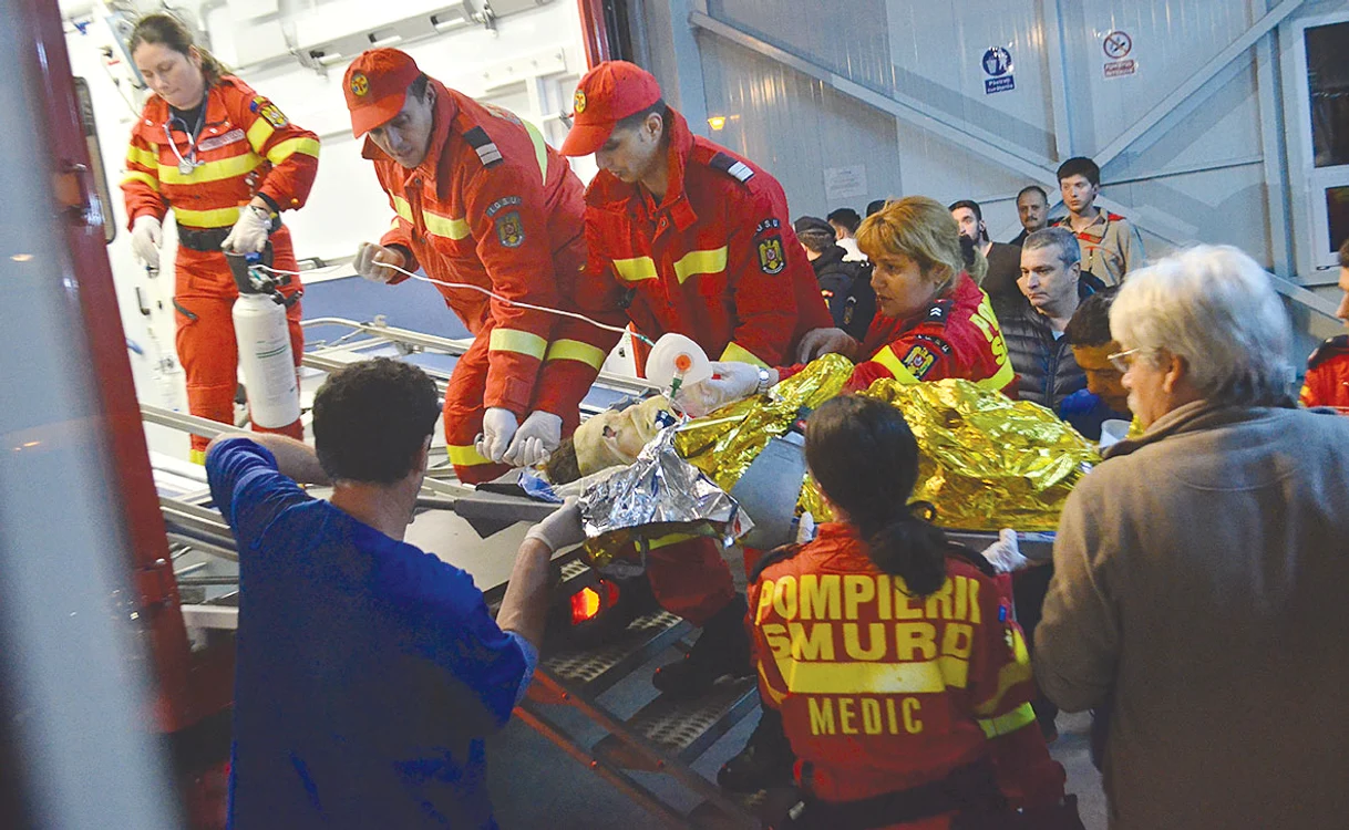 Tinerii arşi au fost duşi la mai multe spitale. Foto: Adevărul