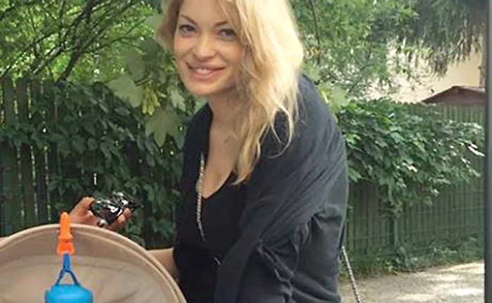 
    Valentina Pelinel își scoate  în fiecare zi copilul  la plimbare, prin parc  