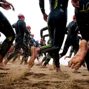 Atleţi intră în apă pentru a concura în proba de înot a concursului Ironman Barcelona în Barcelona Spania FOTO Guliver/GettyImages