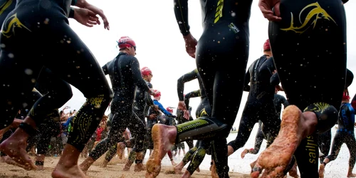 Atleţi intră în apă pentru a concura în proba de înot a concursului Ironman Barcelona în Barcelona Spania FOTO Guliver/GettyImages