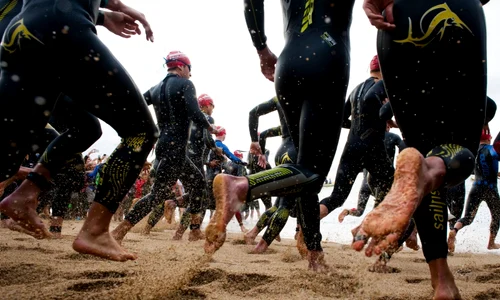 Atleţi intră în apă pentru a concura în proba de înot a concursului Ironman Barcelona în Barcelona Spania FOTO Guliver/GettyImages