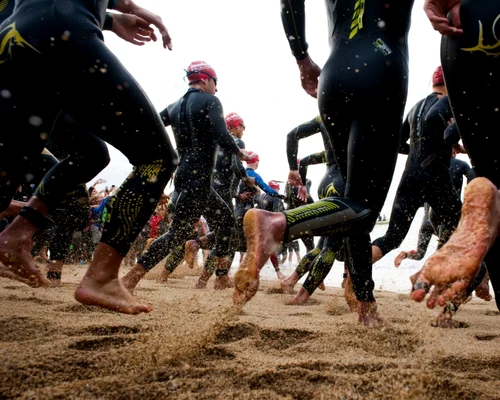 Atleţi intră în apă pentru a concura în proba de înot a concursului Ironman Barcelona în Barcelona Spania FOTO Guliver/GettyImages