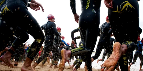 Atleţi intră în apă pentru a concura în proba de înot a concursului Ironman Barcelona în Barcelona Spania FOTO Guliver/GettyImages