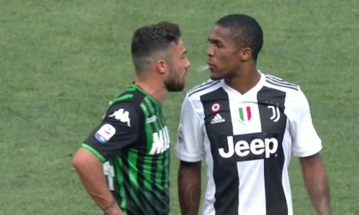 
    Douglas Costa a cedat nervos şi a făcut un gest pentru care va plăti o grămadă de baniFoto: Click!  
