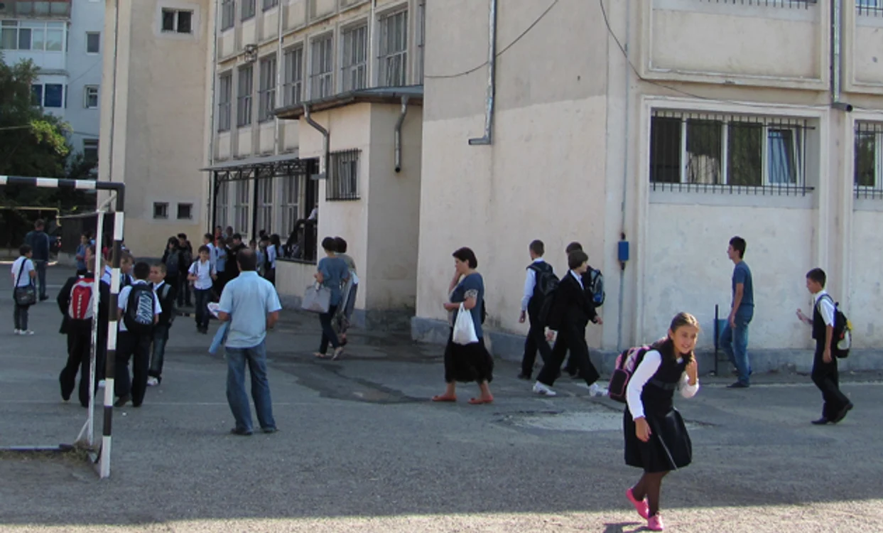 La Şcoala „Duiliu Zamfirescu“  elevii vin la ore în trei schimburi pentru a încăpea cu toţii în sălile de clasă