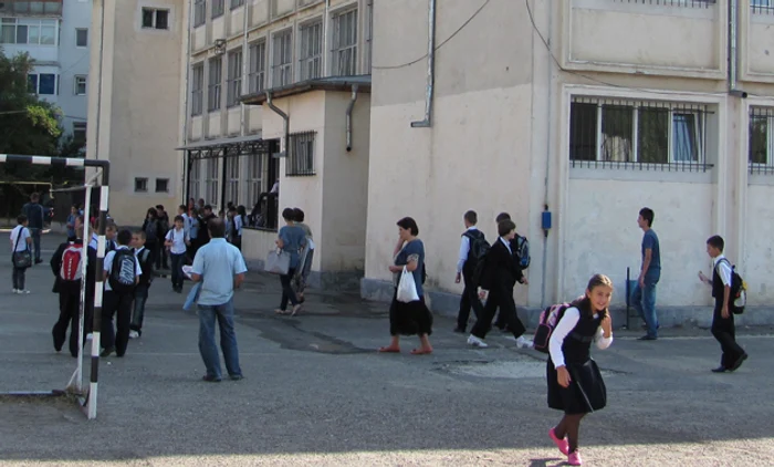 La Şcoala „Duiliu Zamfirescu“ elevii vin la ore în trei schimburi pentru a încăpea cu toţii în sălile de clasă