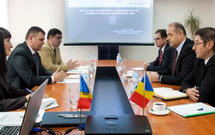 Discuţii comune între reprezentanţii Poliţiei de Frontieră a Republicii Moldova şi România. FOTO Poliţia de Frontieră