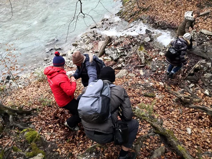 Turişti salvaţi din Valea Mărului, Azuga FOTO Salvamont Prahova