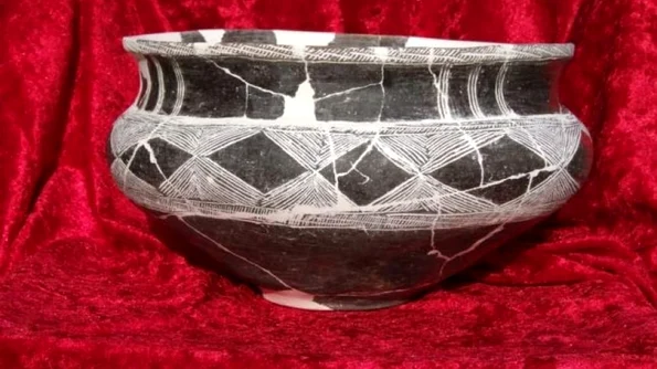 Un vas din ceramică fină descoperit pe şantierul autostrăzii va fi expus la Deva Obiectul are o vechime de 3 500 de ani jpeg