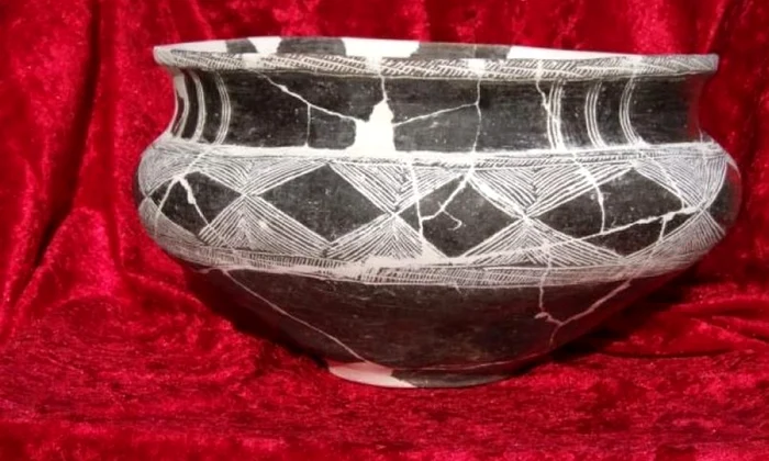 Un vas din ceramică fină descoperit pe şantierul autostrăzii va fi expus la Deva  Obiectul are o vechime de 3 500 de ani jpeg