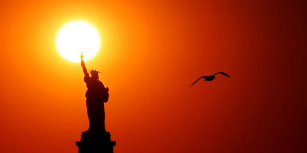 Soarele apune în spatele Statuii Libertăţii la New York Statele unite ale Americii FOTO Guliver / Getty Images / Michael Heiman