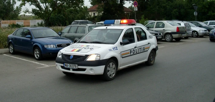 Poliţiştii l-au urmărit pe şoferul care a refuzat să oprească. FOTO: arhivă