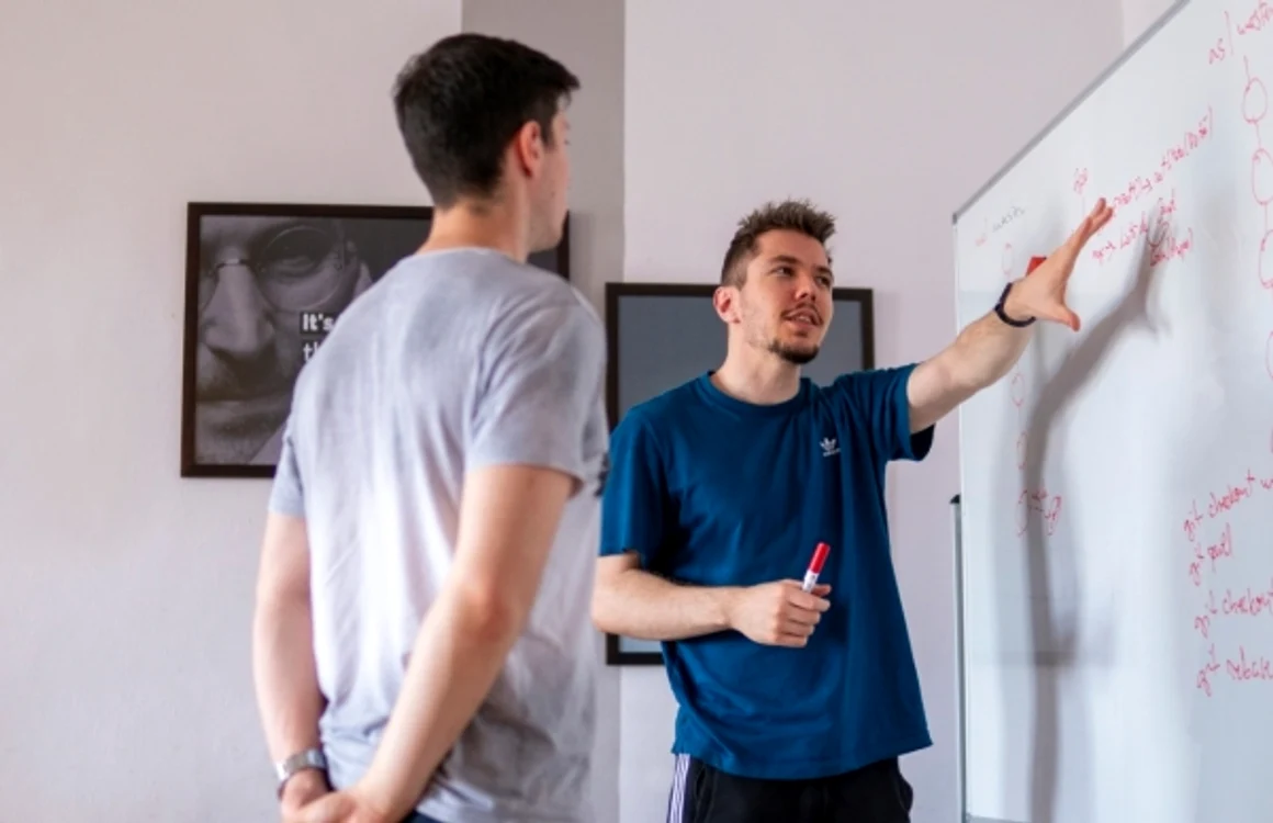 Petru Trîmbiţaş (în centru) şi-a descoperit vocaţia şi îi învaţă pe tineri programare. FOTO Arhivă personală
