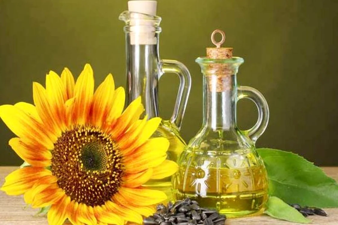 Uleiul
 de floarea-soarelui este sursă importantă de vitamina E, cu proprietăţi
 antiîmbătrânire care luptă împotriva daunelor produse de radicalii 
liberi, stimulând regenerarea celulară.