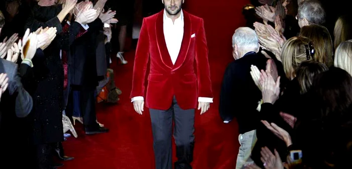 Designerul Tom Ford, în sacoul de catifea, semnătura sa stilistică FOTO Reuters