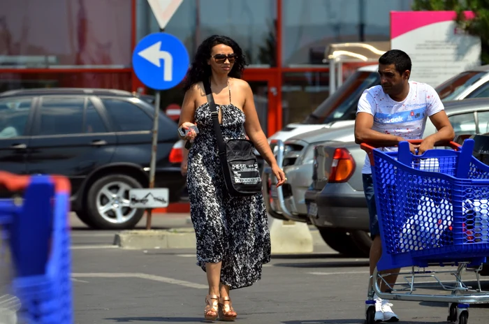 Narcisa s-a plimbat ca o adevărată doamnă, în timp ce bărbatul care o însoţea a împins căruciorul (foto: Alex Muscaliu)