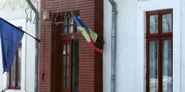 Doi fraţi, care lucrează la Primăria Măneşti, se vor duela în alegerile locale Foto: Alex Policală