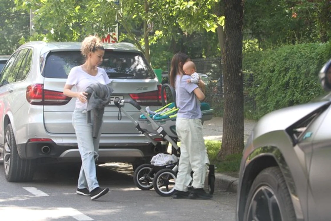 Karina a ajutat-o pe mama ei și nu și-a dezlipit privirea de la gemenii Nathaniel și Davina Sursă foto: Blitz!/Click!