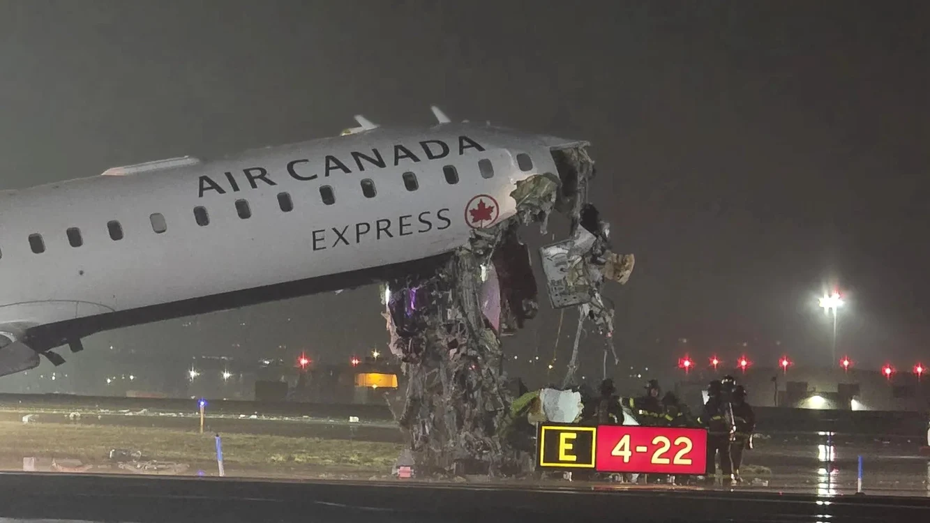 Coliziune pe pista unui aeroport din New York FOTO: X/ @BreakingXAlerts