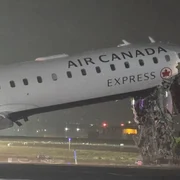 accident pe un aeroport din new york foto x @BreakingXAlerts jfif