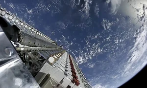 60 de sateliţi Starlink grupaţi înainte de eliberarea din 24 mai 2019 FOTO Profimedia / UPI