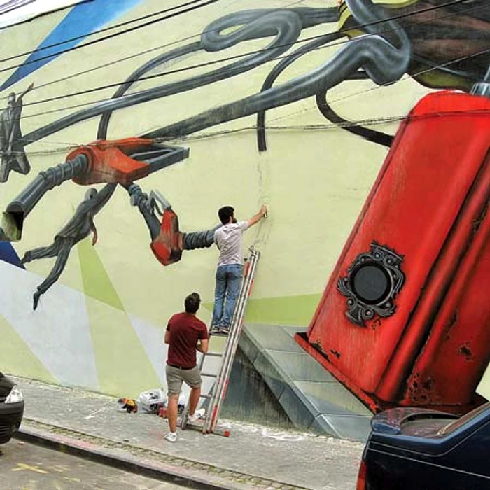 “Pictorii de pereţi” Cage, Biex, Reck şi Seyr, din trupa Sweet Damage Crew, au lucrat şase zile la desen şi au folosit peste 150 de spray-uriFotografii: Roberto Sălceanu